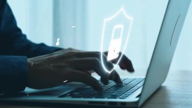 İş adamı siber güvenliğin özünü keşfeder. Siber koruma yöntemlerini, tehditleri derinlemesine araştır ve siber güvenlik duruşunu güçlendir. Siber güvenlik çağında UUID 'de gezinmek için gerekli