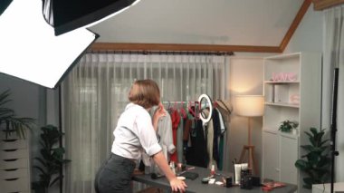 Kadın Etkilenen Vlog video görüntülerini canlı yayınlıyor Makyaj primi sosyal medya veya blog. Kozmetik stüdyosu ışıklandırmalı mutlu genç kız çevrimiçi pazarlama oturumu yayını için..