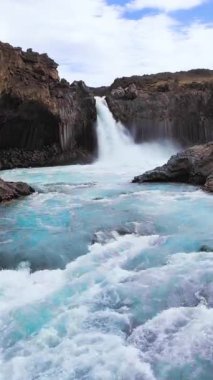 Kuzey İzlanda 'daki Aldeyjarfoss şelalesinin İzlanda yaz manzarasının insansız hava görüntüsü. Şelale İzlanda 'nın İskoçya' daki Sprengisandur Yolu 'nun kuzey kesiminde yer almaktadır..