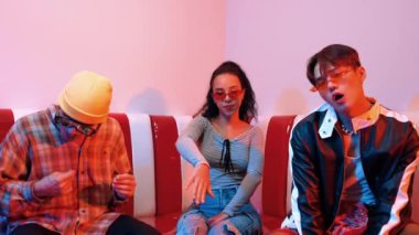 Şık gözlükler takan Happy dans takımı şehir pop veya hip hop müziğine taşınıyor. Modern restoranda birlikte komik serbest dans ederken profesyonel sanatçı grubu oturuyordu. Mutluluk.
