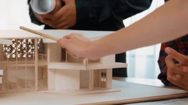 Müşteri denetimi ve iç mimar tarafından denetlenen iç mimar tasarım tasarısı ev düzenini müşteri talebine göre çiziyor. Mimari müşteri hizmetleri. Filizlenen