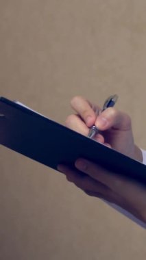 Mutlu hamile kadın, jinekolog doktoru hastanede ya da klinikte hamilelik danışmanlığı için ziyaret ediyor. Doktor, bebek ve anne sağlığı kontrolü için hamile karnı muayene ediyor. Jinekoloji konsepti.