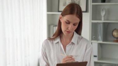 Psikiyatri ofisinde ya da terapi odasında kol koltuğunda oturan profesyonel bir kadın psikolog. Arkadaş canlısı ve ilkel ruh sağlığı danışmanı ve terapisti.