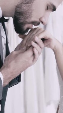 Gelinlik giymiş mutlu gelin ve damat düğün törenine hazırlanıyor. Kadın ve erkeğin romantik aşkı..