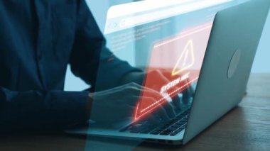 İş adamı hacklemeyi önlemek için siber güvenlik zayıf noktalarını belirler. Sistemi etkili güvenlik önlemleri ve hack 'lenemez stratejileri olan hackerlara karşı nasıl koruyacağınızı öğrenin