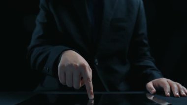 İş adamı takım çalışmasını ve işbirliğini teşvik eder, takım işlevini ve verimliliğini artırır. Stratejik işbirliği ve ortak hedeflerle takım çalışmasını artırmak. Kullanıcı Kimliği