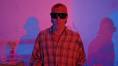 Neşeli beyaz dansçı, gündelik kıyafetleriyle dans ediyor ve arkadaşına tezahürat yapıyor. Kafkasyalı bir adam ve İspanyol bir hippi sokak dansı yaparken bir yandan da mutlu bir takıma bakıyorlar. Mutluluk.