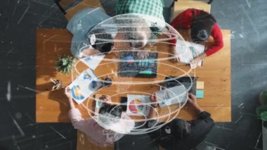 İletişim teknolojisi veya telekomünikasyon hologramı ile belgeye bakarken küresel ağ sistemi hakkında tartışan iş adamlarının yukarıdan aşağıya hava görüntüsü. Yaratıcı bir girişim. Cemaat.