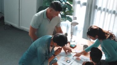 İnşaat inşaatı sırasında akıllı inşaat mühendisi proje planının en üst görünümü. Mimarla iç mimar birlikte çalışırken dizüstü bilgisayar kullanarak planı kontrol ediyorlar. Sempozyum.