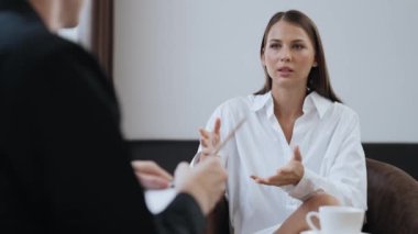 Psikolojik konsültasyon zihinsel problemde iyileşme kaydediyor, genç hasta terapi seansında, psikiyatrist de akıl hastalıkları konusunda tanı koyuyor. Zihinsel tedavi seansı. Düzenle