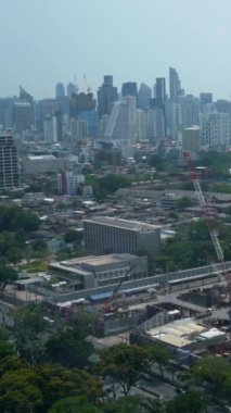 Metropolis 'teki panoramik şehir manzarası ve inşaat alanı. Şehir merkezindeki iş bölgesinde emlak geliştirme .
