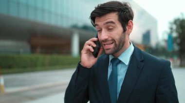 Kafkasyalı yetenekli bir proje yöneticisi. Bulanık geçmişiyle şehirde yürürken telefonla konuşuyor. Akıllı telefon kullanan yetenekli bir işadamı bulanık geçmişi olan bir proje yöneticisiyle konuşuyor. Sevinçli..
