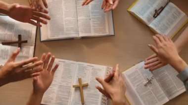 Hristiyan katolik takipçilerle dinsel bağlılık ve maneviyat duygusu doludur. Ağır çekimde Hıristiyan insanlar birlikte dua ederken el ele tutuşup grup duası yapıyorlar. Filizlenen