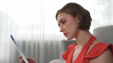 Stresli genç bayanın kredi kartı borçlarıyla ilgili mali sorunları var. Kötü kişisel para ve mortgage ödeme yönetimi krizinden korunmak için. Kadınlar aşırı harcama yüzünden finansal iflastan endişe ediyorlar.
