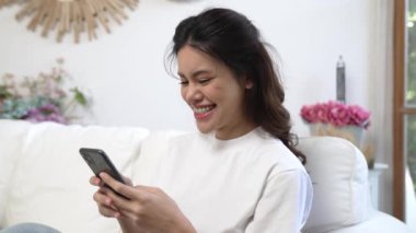 Genç bir kadın internet üzerinden alışveriş yapmak için internet üzerinden internet üzerinden internet üzerinden alışveriş yapıyor. Modern ve konforlu çevrimiçi alımlar güvenli ve uygun alışverişleri sağlar.