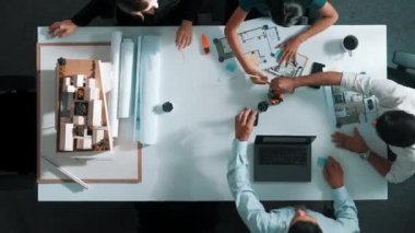 Birlikte çalışan mimar mühendisinin üst görüşü ve planlar hazırlamak ve toplantı için tasarım hazırlamak. Yöneticinin birlikte çalışırken modelle toplantı masasında yürümesi zaman aşımı. Hizalama.
