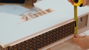 Mimari teçhizat incelemesi kullanan ev tasarımcısı ve müşteri veya müşteriyle birlikte mimari ev modeli tasarım örneklerini ölçer. Filizlenen