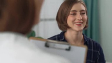 Mutlu hasta ve psikolog klinikte olumlu duygularla zihinsel sağlık sohbetlerini paylaşırken aynı zamanda klinikteki psikologlara başarılı bir iş ve hayatı açıklıyorlar.