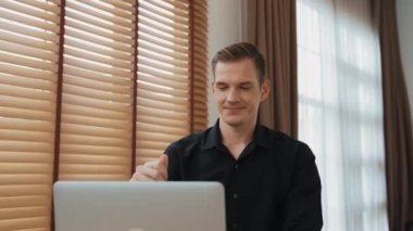 Genç adam internet bankacılığı için kredi kartlı dizüstü bilgisayar kullanıyor. İnternet üzerinden alışveriş yapıyor. Banka kartıyla modern ve kullanışlı online satın alma. Düzenle