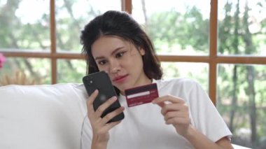 Kadın alışverişi ya da internet pazarında online ödeme modern yaşam tarzı için satılık eşyalar arıyor ve canlı siber güvenlik yazılımı tarafından korunan cüzdandan çevrimiçi ödeme için kredi kartı kullanıyor