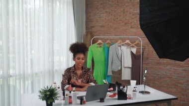 Kadın nüfuzlu kişi canlı yayında video görüntülerini çekiyor. Makyaj çok önemli sosyal medya ya da blog. Kozmetik stüdyosu ışıklandırmalı mutlu genç kız çevrimiçi pazarlama oturumu yayını için..