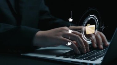 Verimli çalışma süreçleri için çevrimiçi belge dizinlerini yöneten iş adamı. Tüm önemli çevrimiçi belgelerinize kolayca güvenli ve hızlı bir şekilde erişim sağlayın. Kullanıcı Kimliği