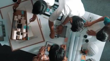 Yapışkan notlar ve hesap makinesiyle inşaat için dizüstü bilgisayar üzerinde çalışırken mühendis ekibinin zaman atlaması. Planları hesaplamak için hesap makinesi kullanan bir yönetici. Hizalama.