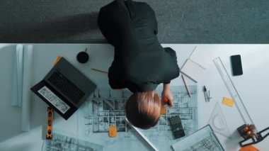 Yöneticinin proje planını ölçmek için cetvel kullanırken dizüstü bilgisayar ekranındaki inşaata baktığı en üst görünüm. Hava manzaralı mimar mühendisi yapıyı analiz ediyor ve planlıyor. Hizalama.