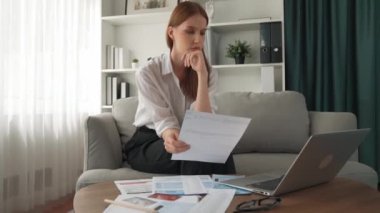 Stresli genç bayanın kredi kartı borçlarıyla ilgili mali sorunları var. Kötü kişisel para ve mortgage ödeme yönetimi krizinden korunmak için. Kadınlar aşırı harcama yüzünden finansal iflastan endişe ediyorlar.