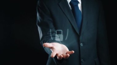 İş adamı siber güvenliğin özünü keşfeder. Siber koruma yöntemlerini, tehditleri derinlemesine araştır ve siber güvenlik duruşunu güçlendir. Siber güvenlik çağında UUID 'de gezinmek için gerekli