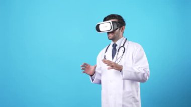 Tıbbi verileri açıklarken laboratuvar önlüğü ve video kayıt cihazı takan profesyonel bir doktor. Artırılmış gerçeklik teknolojisi kullanarak ve mavi arka planda durarak sağlık çalışanlarının semptomları. Aygıt.