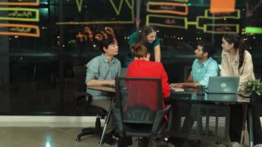 Ofiste yeni bir iş kurma projesi hakkında yetenekli bir takım tartışması. Bir grup iş adamı gece ofisinde gökdelenle konuşuyor, anlatıyor, paylaşıyor, pazarlama fikrini tartışıyor. İzleme