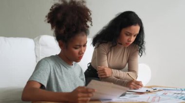 Stresli Afrikalı Amerikalı kadınların kredi kartı borçlarıyla ilgili mali sorunları var. Kötü kişisel para ve ipotek yönetimi krizi kavramını çok önemli ölçüde karşılıyorlar..