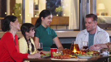 Aile, bahçede tatil kutlaması için bir araya geldi. Aile üyeleri, yemeğe. Açık hava kamp aktivitesi yemekle rahatlamak ve nesiller arası tatlı akrabalarla vakit geçirmek için. Uyumsuzluk.