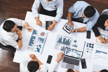 Üst düzey analist ekibi toplantı odasındaki mali verileri analiz etmek için BI Fintech 'i kullanıyor. İş anlayışı ve stratejik pazarlama planlaması için kağıt üzerinde analitik BI gösterge paneli. Tedbirli