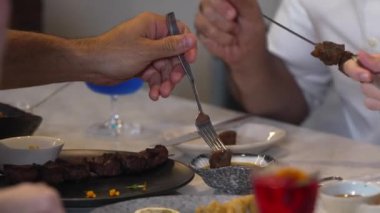 Yemek masasında ızgara soslu çatal batırma sosu kullanmak grup arkadaşlarıyla ana yemek ya da lüks bir pub restoranında lezzetli ızgara menüsü olan çift özel partisi. Vinosity.