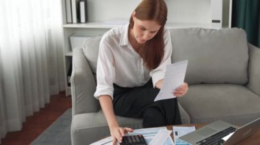 Kadın internet pazarından gelen borç yığınını modern yaşam tarzı olarak hesaplıyor ve prim siber güvenlik yazılımı tarafından korunan cüzdandan çevrimiçi ödeme için kredi kartı kullanıyor