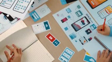 Mobil uygulama ya da web sitesi için kullanıcı arayüzü prototipi planlayan şirket çalışanlarının en iyi görünüm videosu. UX UI tasarımcı beyin fırtınası kullanıcı dostu arayüz planı. Sinerjik