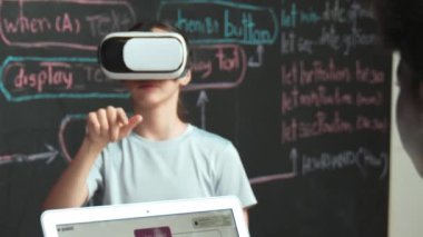 Afrikalı erkek programlama sistemi, beyaz bir kız karatahtanın başında mühendislik kodlarıyla otururken metaverse 'e giriyor. Liseli kız STEM teknolojisinde VR ya da kulaklık takıyor. Öğretim