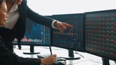 Hisse senedi borsası pazarlamasını analiz eden yavaş çekim şirketindeki yatırımcılar, kayıp için mum bar fiyatını analiz eden monitörlere bakıyor ve kazanç ve kâr elde ediyor. Filizlenen