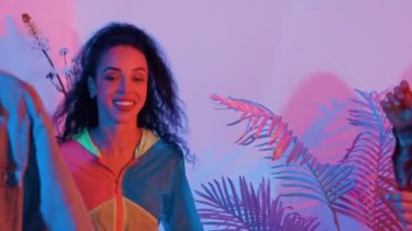 Break dansçı takımının modern stüdyoda pembe ışıkla dans etmesini kapatın. Çok kültürlü insanlar moda kıyafetleri giyerek hip hop müziğine geçiyorlar. Çılgın, komik bir ruh hali. Mutluluk.