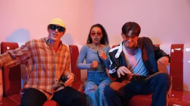 Şık gözlükler takan Happy dans takımı şehir pop veya hip hop müziğine taşınıyor. Modern restoranda birlikte komik serbest dans ederken profesyonel sanatçı grubu oturuyordu. Mutluluk.