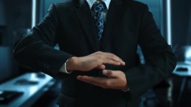 Verimli çalışma süreçleri için çevrimiçi belge dizinlerini yöneten iş adamı. Tüm önemli çevrimiçi belgelerinize kolayca güvenli ve hızlı bir şekilde erişim sağlayın. Kullanıcı Kimliği