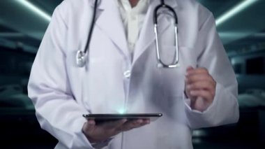 Doktorun tableti tutmasına ve DNA hologramını laboratuvarda bulanık bir şekilde yüzdürmesine yakın durun. Tıp çalışanı genetik bozukluk teşhisi ve DNA örneği hologramını inceliyor. İyileştirici.