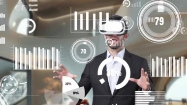 Finansal tablolarla pazarlama planını paylaşan ve konuşan zeki bir iş adamı. Teknoloji kullanarak fikir sunarken ayakta duran ve VR gözlük takan yetenekli proje yöneticisi. Aygıt.