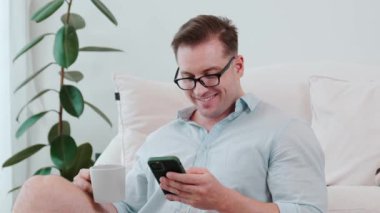 Elinde kahve fincanı olan orta yaşlı bir adam telefon arama verilerini kullanarak kanepeye oturur, çocukları iyi bir baba ya da eğlence olarak yetiştirir. İşadamı teknolojiyi kolaylık için kullanır. Uyumsuzluk.
