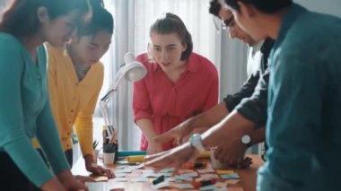 Yetenekli iş adamları başarılı bir fikri kutlamak için el ele tutuşuyor. Profesyonel çeşitlilikteki insanlar fikir üretip fikir üretiyor ve toplantıda el ele tutuşuyorlar. Sempozyum.