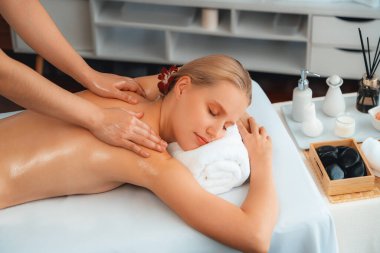 Kafkasyalı kadın müşteri stres önleyici spa masajının keyfini çıkarıyor ve lüks otel ya da oteldeki gündüz açık ortam güzellik salonunda güzellik teniyle eğleniyor. Sessiz.