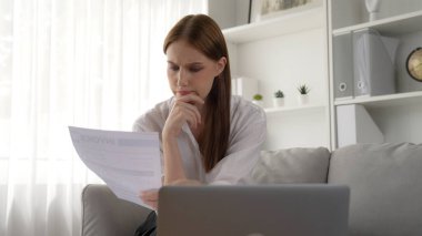 Stresli genç bayanın kredi kartı borçlarıyla ilgili mali sorunları var. Kötü kişisel para ve mortgage ödeme yönetimi krizinden korunmak için. Kadınlar aşırı harcama yüzünden finansal iflastan endişe ediyorlar.