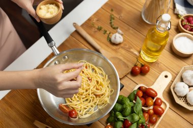 El aşçısını etkileyen spagetti karışımını kızartma tavasına koyup çeşnili ve lezzetli bir sos koyarak stüdyoda ev yapımı yemek sunma kavramını kapatıyoruz. Varsayım.